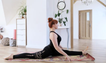 szpagat, rozciąganie w jodze, hanumanasana